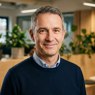 Ο James Mitchell στη θέση Chief Executive Officer της Λογαριώνας, φωτογραφία προφίλ